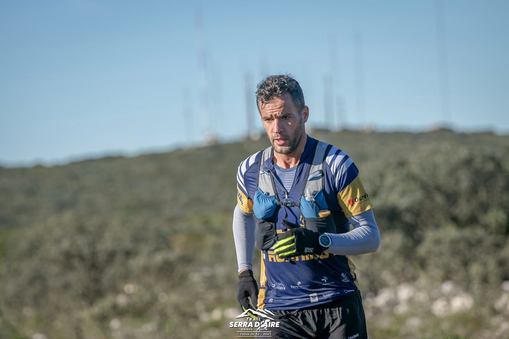 trail-serra-daire-espite-antonio-almeida António Almeida hasteia bandeira do Espite na Serra D'Aire