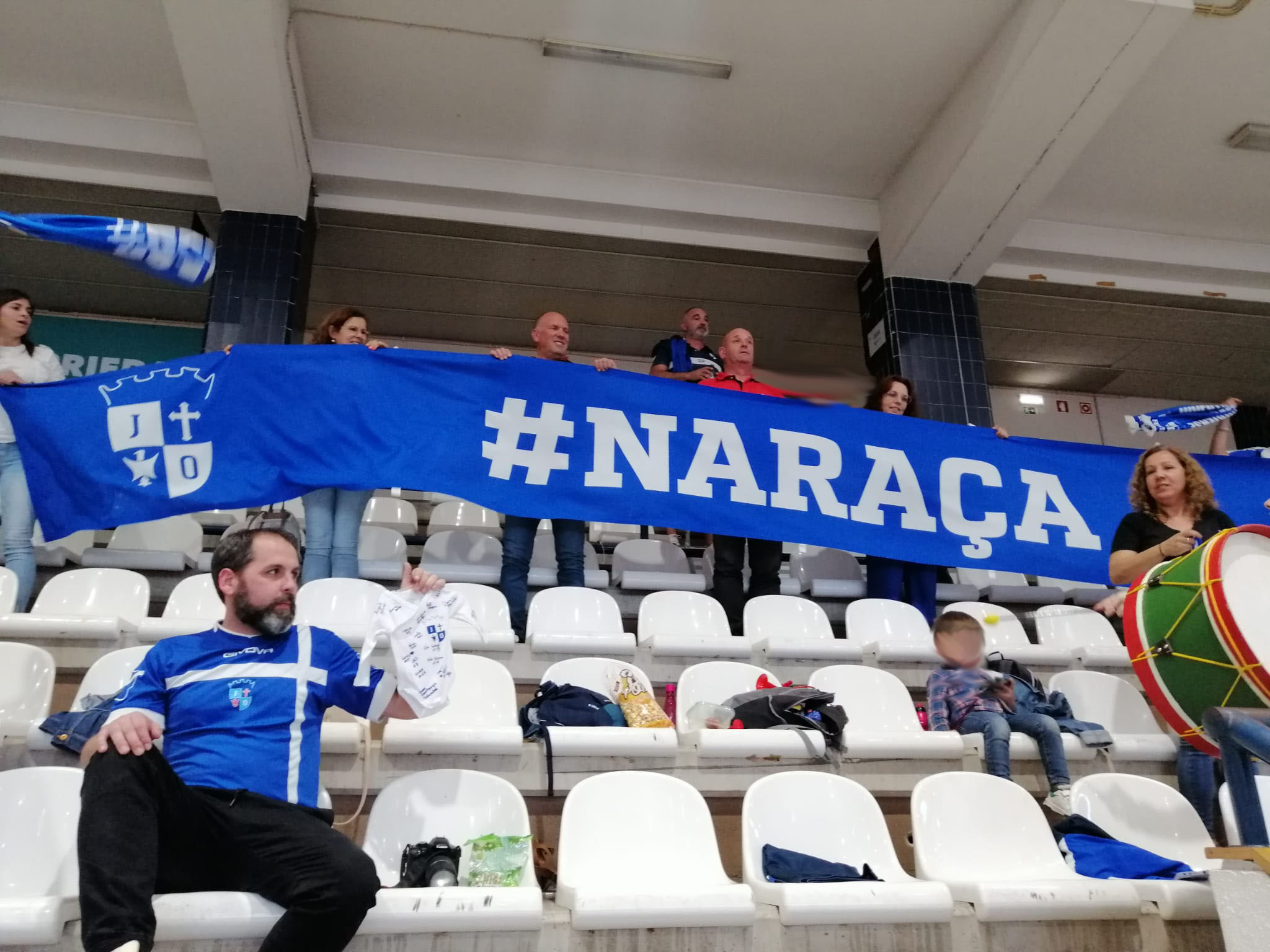 2023.05.21-futsal-feminino-juventude-ouriense-adeptos-farense Juventude Ouriense goleia em Faro com apoio da bancada... azul