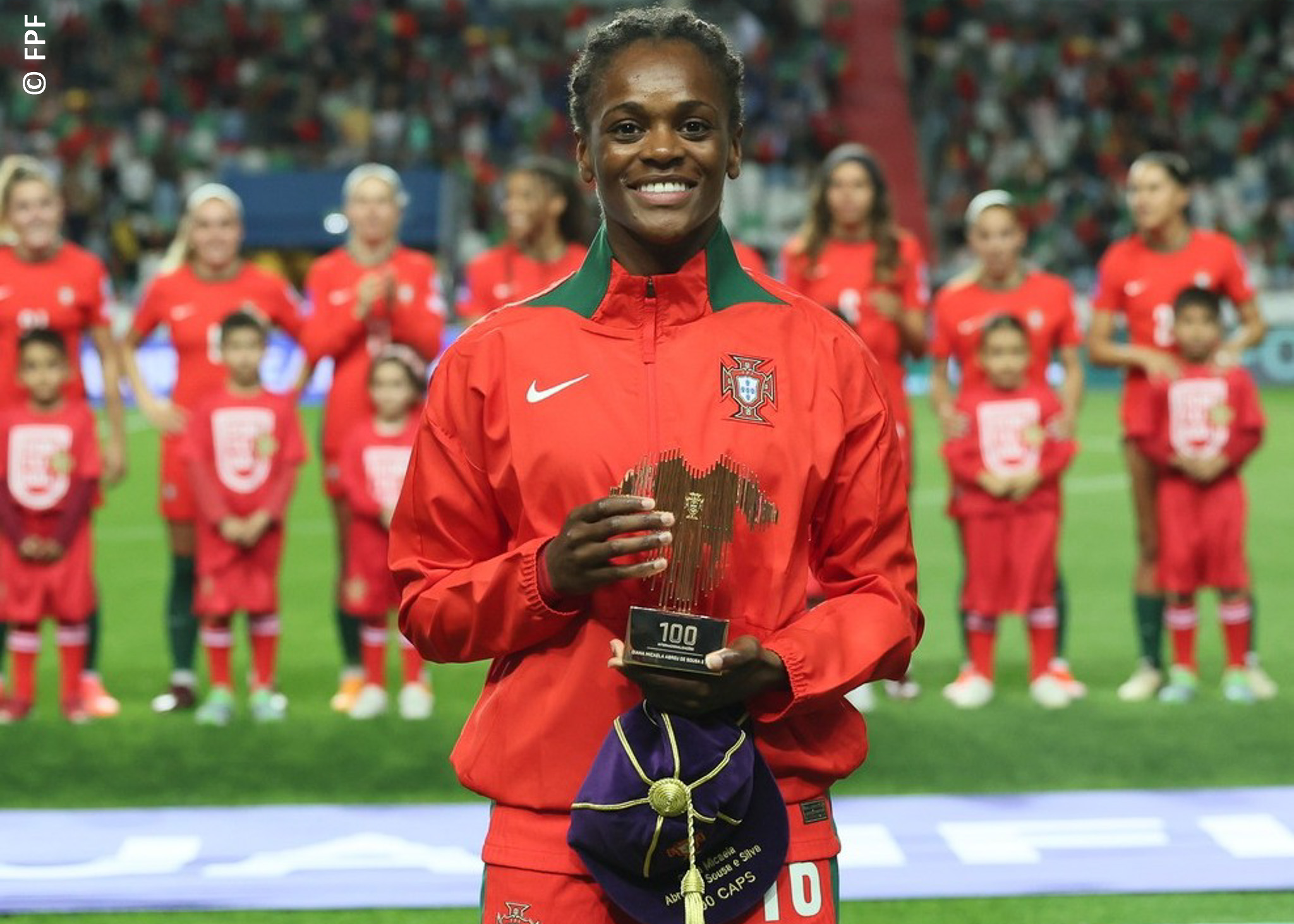 2024.04.05-futebol-feminino-portugal-diana-silva-1 Centenária Diana Silva retribui homenagem da FPF com mais um golo por Portugal