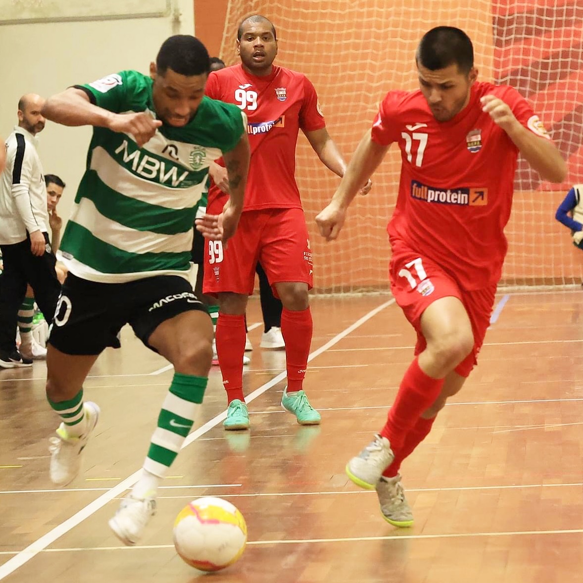 futsal-ferreira-zezere-francisco-ferreira-sporting-1 Xiquito e Ferreira do Zêzere em ação nos quartos de final da Liga