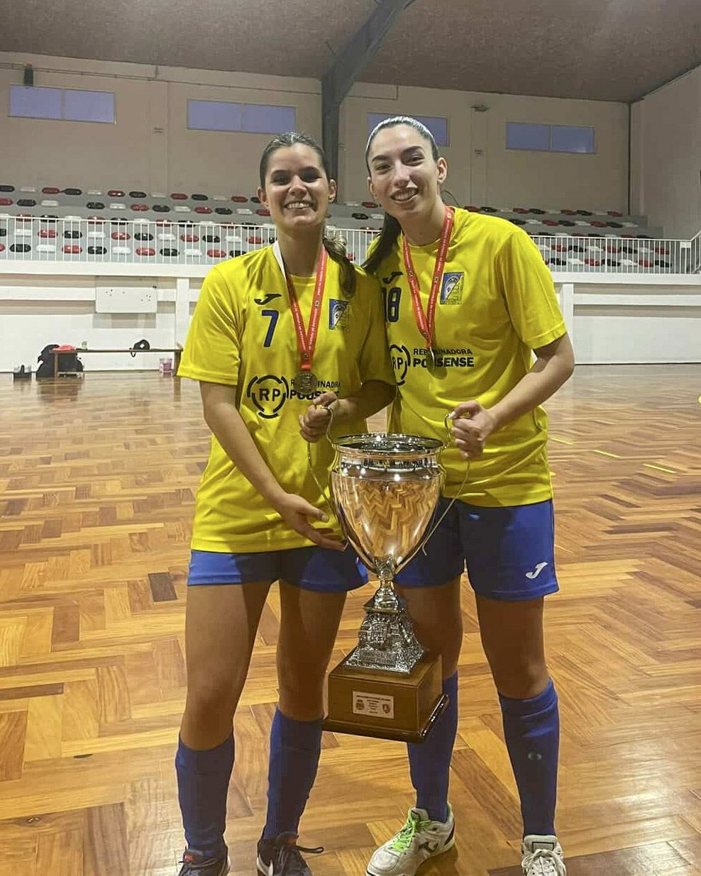 2026.03.15-futsal-feminino-golpilheira-campeao-distrital-Sofia-Ferreira-Francisca-Jesus Três oureenses campeãs de Leiria pelo Golpilheira