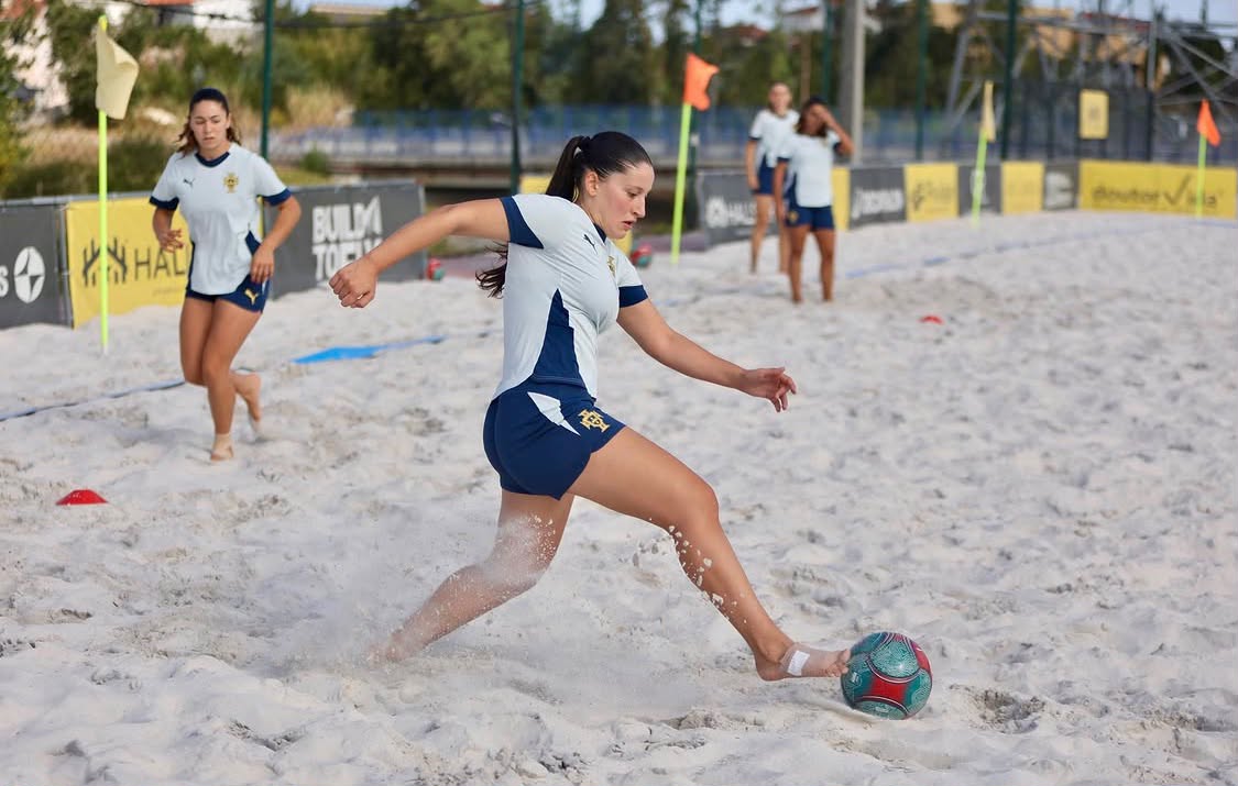 2026.08.21-futebol-praia-Portugal-Mariana-Santos-Juliana-Estanqueiro-Mariana-Tavares-Patricia-Ribeiro-3 Quarteto do Vasco da Gama às ordens do Selecionador Nacional