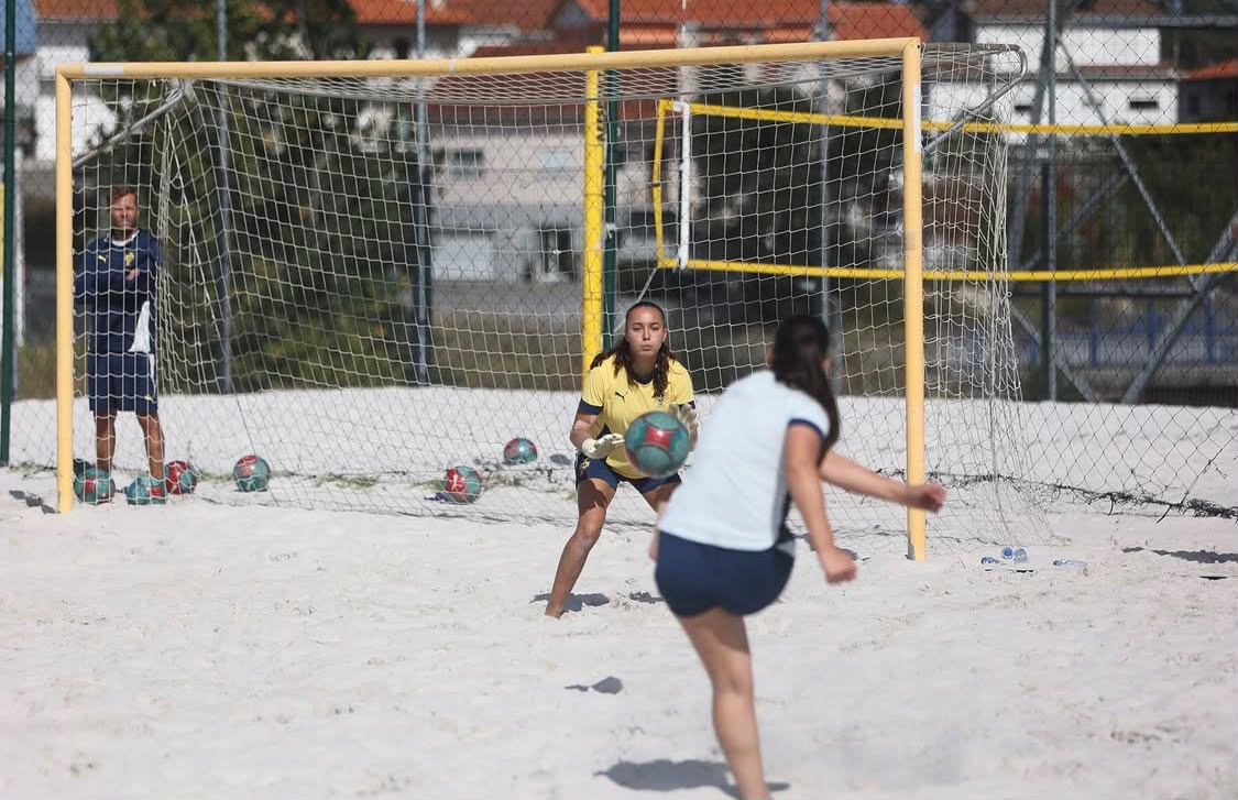 2026.08.21-futebol-praia-Portugal-Mariana-Santos-Juliana-Estanqueiro-Mariana-Tavares-Patricia-Ribeiro-5 Quarteto do Vasco da Gama às ordens do Selecionador Nacional